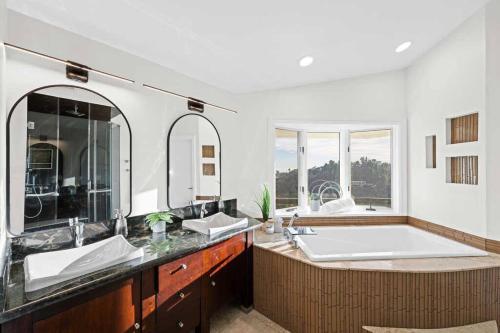 Stunning 6 Bedroom Home with Pool, Jacuzzi, Views in Los Angeles, USA
