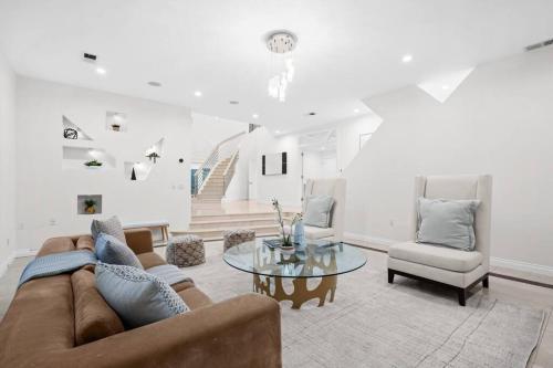 Stunning 6 Bedroom Home with Pool, Jacuzzi, Views in Los Angeles, USA