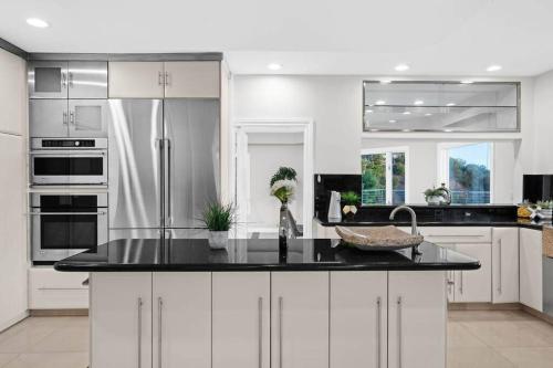 Stunning 6 Bedroom Home with Pool, Jacuzzi, Views in Los Angeles, USA