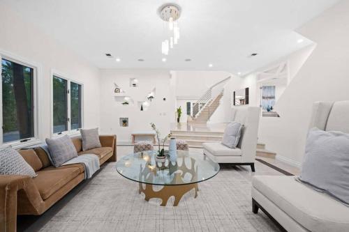 Stunning 6 Bedroom Home with Pool, Jacuzzi, Views in Los Angeles, USA