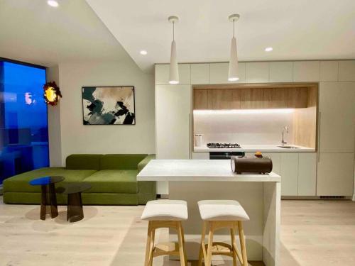 Fitz Above - 2BR CBD Sky Retreat, Melbourne