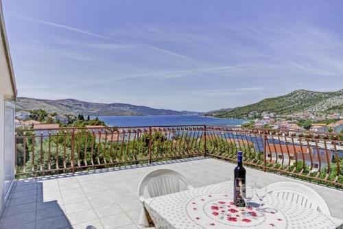  Apartments Nino, Ferienwohnung in Seget Vranjica