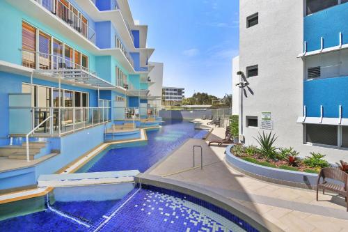 Rolling Surf Resort - Sunshine Coast
