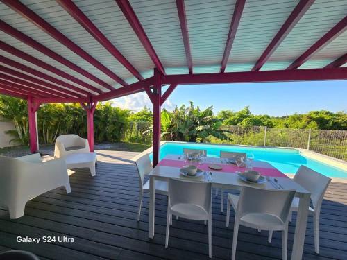 Secret Bungalow 3 étoiles - Piscine privée & plage à pied (Secret Bungalow 3 etoiles - Piscine privee & plage a pied) in เบราร์ด