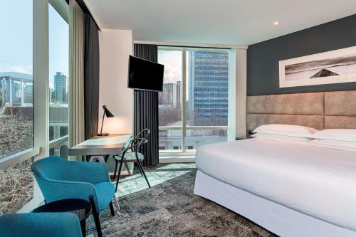 Corner Room with King Bed image 5