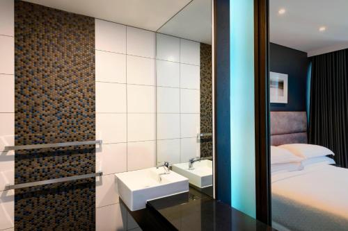Superior King Room image 7