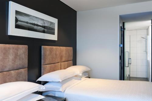 Superior Room with Two Double Beds image 5