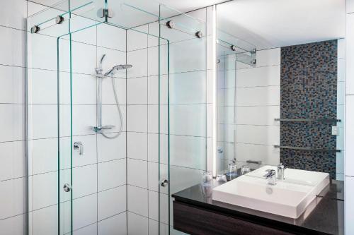Superior Room with Two Double Beds image 7