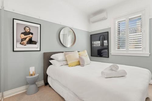 Superb 2-Bed Apartment Facing Rose Bay Marina - main image