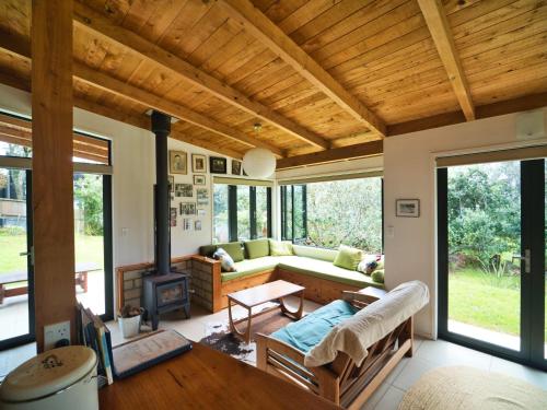 Whangapoua Family Bach - 100m from the beach! in Whangapoua