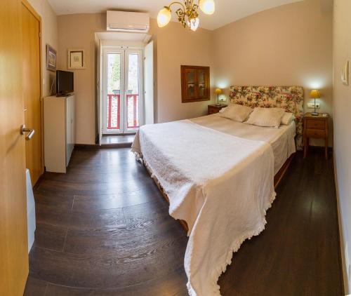 1 queen bed, 2 sofa beds