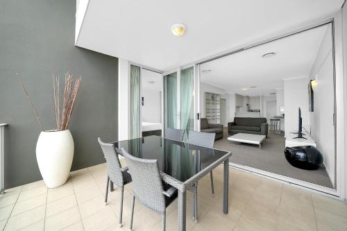 One-Bedroom Apartment image 5