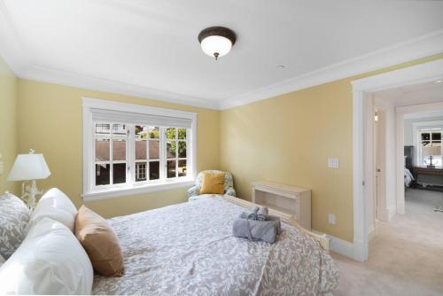 Luxury 4 beds Ocean-View house Center of Vancouver