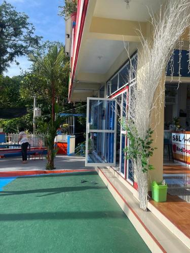 RedDoorz @ S and L Apartelle Daraga Albay - 숙소 외관