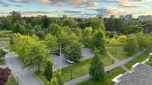 10 minutes to YVR, 2 bedrooms, 2 full bathrooms,high-rise with beautiful views in Richmond, Canada