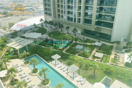 Elegant 2-BR with Canal & City Views Pool Amenities, Dubái