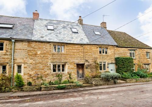 Charming 2BD Cottage in the Heart of Kingham! in 金厄姆