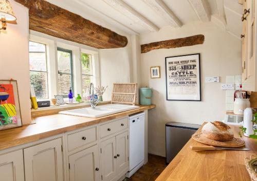 Charming 2BD Cottage in the Heart of Kingham! in 金厄姆