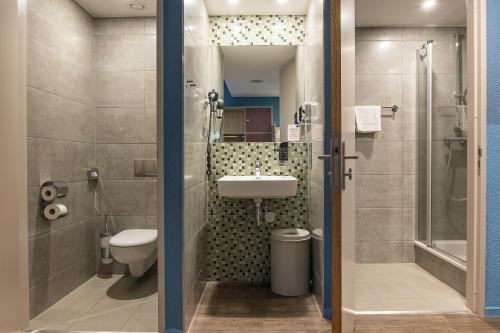 6-Bed Room image 6