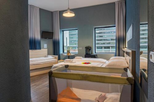 2 twin beds, 1 sofa bed
