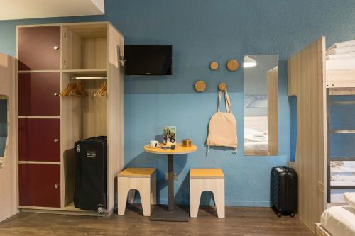 6-Bed Room image 4