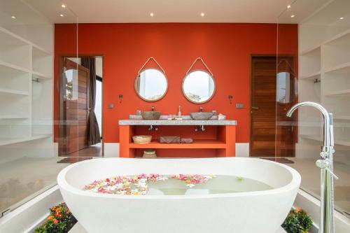 حمام, Kamalie Bali Villa 4 elegant rooms, rice Fields ,Ocean , Pool, jacuzzi, Rooftop and Staff to take ca in تانه لوت