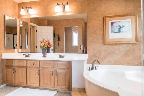 Elegant beautiful home With Pool & Heated Spa, Las Vegas (photo 5)