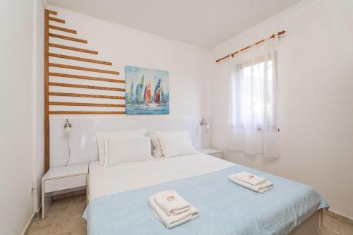 Six-Bedroom Holiday Home with Terrace and Swimming Pool room in Holiday Home Luce