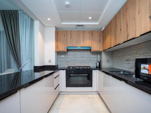 Kitchen, Elgant 2 bedroom near Jumeirah Village Triangle