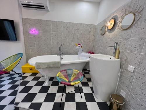 La Suite PopArt - Baignoire - Lit Rond, Марсель (фото 2)