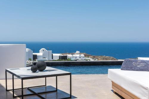 Sunset Suite with Infinity Pool room in Andronis Arcadia Hotel