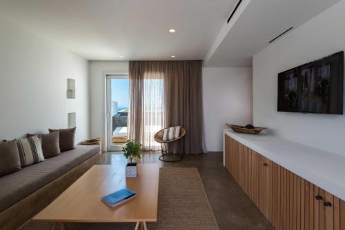Family Suite with Infinity Pool image 6