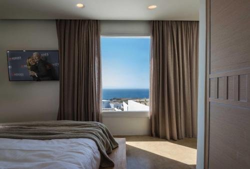 Family Suite with Infinity Pool image 4