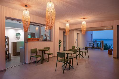 حانة/استراحة, 8MOONS Boutique Apartments in Avlakia