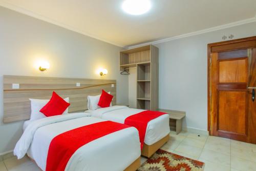 Standard Twin Room image 7