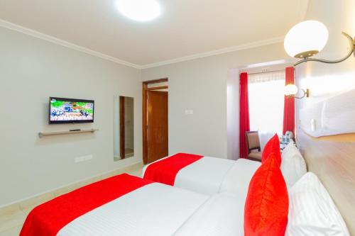 Standard Twin Room image 6