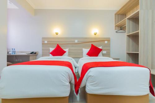 Standard Twin Room image 9
