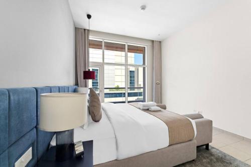 Spacious 1-Bedroom Apartment In Bay Square - image 9