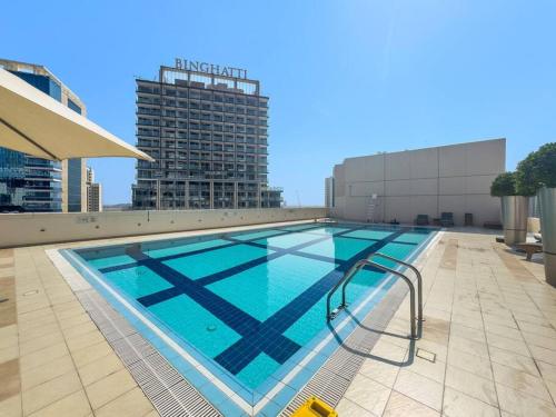 Spacious 1-Bedroom Apartment In Bay Square - main image