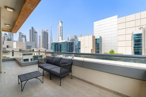 Spacious 1-Bedroom Apartment In Bay Square - image 2