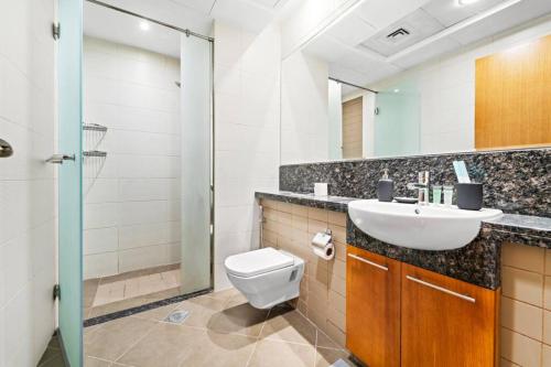 Spacious 1-Bedroom Apartment In Bay Square - image 5