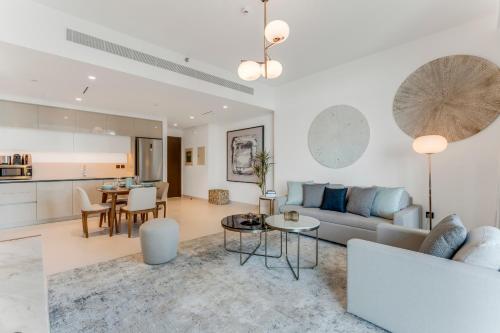 Coastal Chic 1 Bedroom Apartment w private beach, Dubai (photo 2)