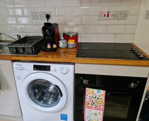 Stylish studio - private bathroom 15mins to Central London! - image 3