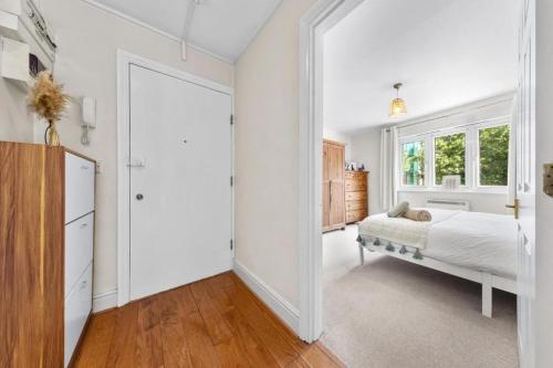Cosy London Apartment near Canary Wharf - image 3