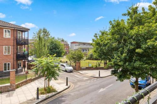 Cosy London Apartment near Canary Wharf - image 9