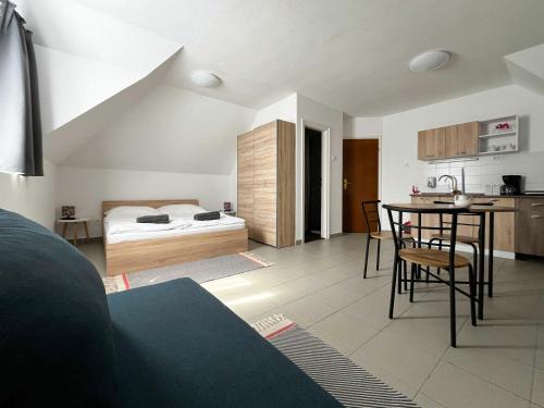 1 queen bed, 1 sofa bed