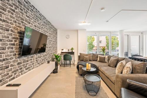 صالة مشتركة/ منطقة التلفزيون, LIVINGLike-Apartment - Central & Spacious with Balkony & Garage, Coffee - 103m2 in Pforzheim