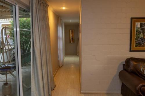3 Bedroom part house in the scenic Durbanville wine lands area holiday facility - image 3