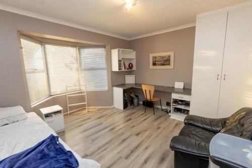3 Bedroom part house in the scenic Durbanville wine lands area holiday facility - image 8