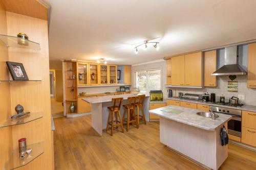 3 Bedroom part house in the scenic Durbanville wine lands area holiday facility - image 12